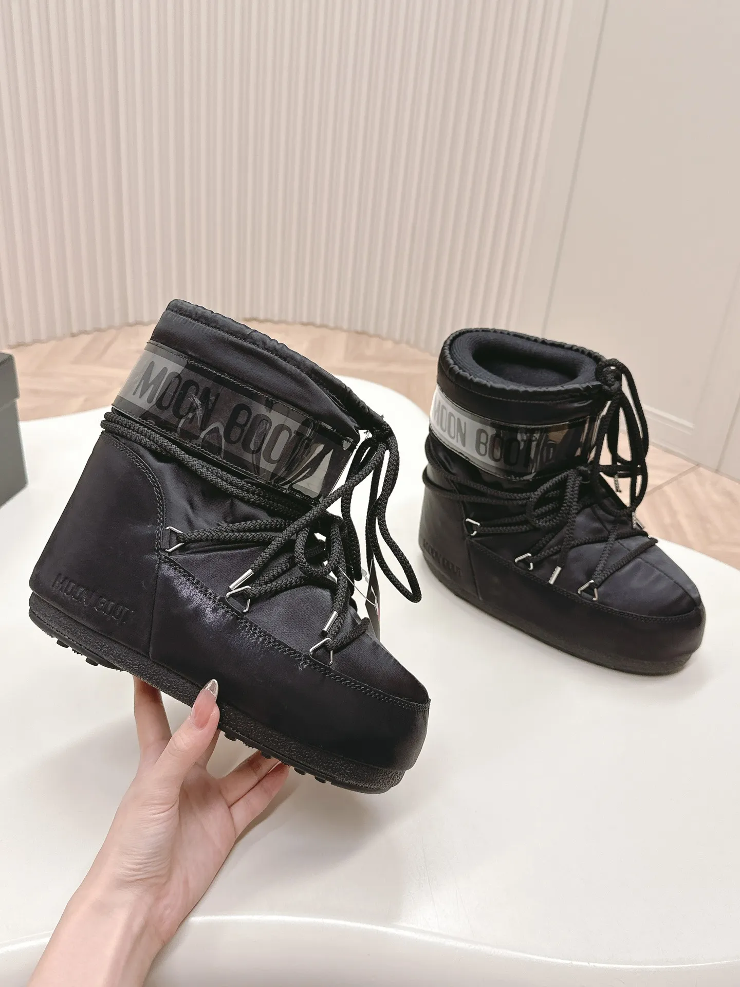 Men's shoes pP600! Fabric short boots Moon Boot 24ss The latest snow boots series for autumn and winter... Ugly snow short boots Forget UGG, fashionable people are wearing Moon Boot snow boots. If you find it difficult to accept the revival of UGG, now there is a more alternative snow boot that is back. It is 4 cm taller. That is the Moon Boot. It was already very popular in the millennium. Paris Hilton, Victoria Beckham and other celebrities often wore it, and now the Y2K trend is popular again. The same QQ show outfit worn by young children. The ugly snow boots that have been shown by thousands of people have become popular again. They are not distinguished between men and women. They look slim and warm and easy to wear. Fabric: 70% cotton and 30% plastic. Lining: 100% silk cotton liner. Feet: 100% silk cotton liner. Outsole: thermoplastic rubber. Bottom thickness: 4cm. Size: #35-41 (41 customization is not returnable).